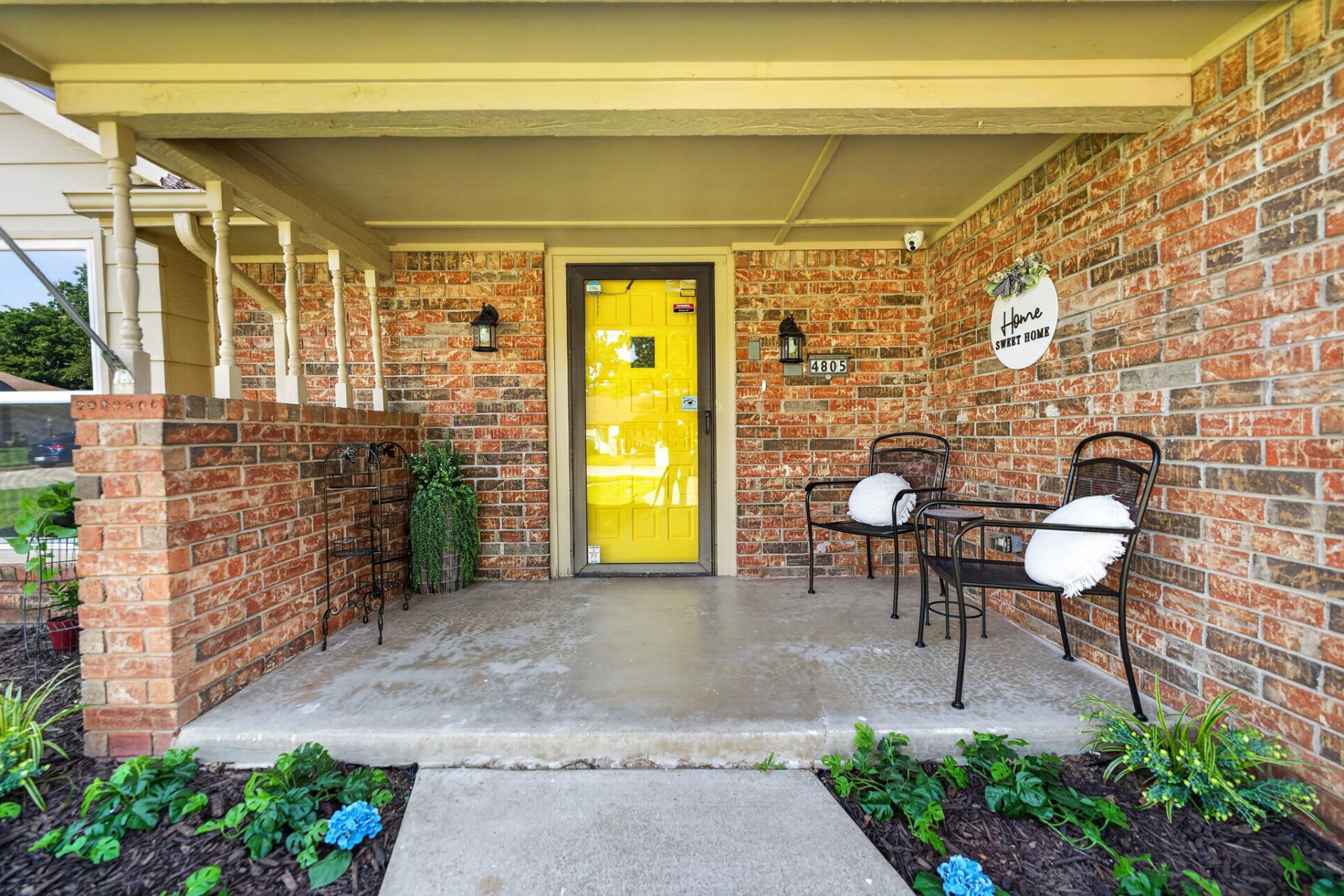 The welcoming exterior of Aspen Senior Care Homes — a residential senior living home in Tulsa